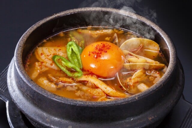 ピリ辛が食欲をそそる！韓国料理の数々。<br />
【スンドゥブ】